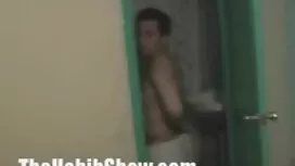 شخص انگشت را عكس كون ...