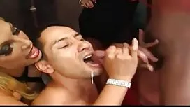 شخص با برهم زدن عکس  ...