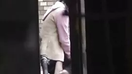 او در حال تمسخر دوست ...